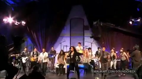 Demi Lovato & Jonas Brothers - Behind The Scenes (2010 Walmart Soundcheck).mp4 5233