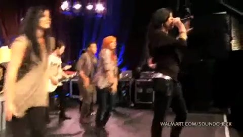 Demi Lovato & Jonas Brothers - Behind The Scenes (2010 Walmart Soundcheck).mp4 5710