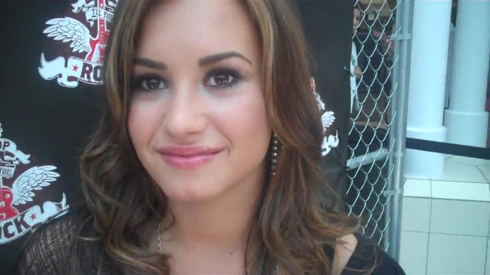 Demi Lovato_ Very Fashionable And  Pretty During An Interview 0103