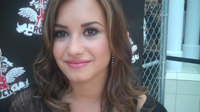 Demi Lovato_ Very Fashionable And  Pretty During An Interview 0105