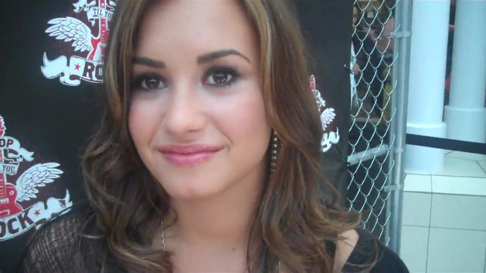 Demi Lovato_ Very Fashionable And  Pretty During An Interview 0111 Demi Lovato_ Very Fashionable And  Pretty During An Interview 0111