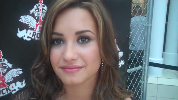 Demi Lovato_ Very Fashionable And  Pretty During An Interview 0171