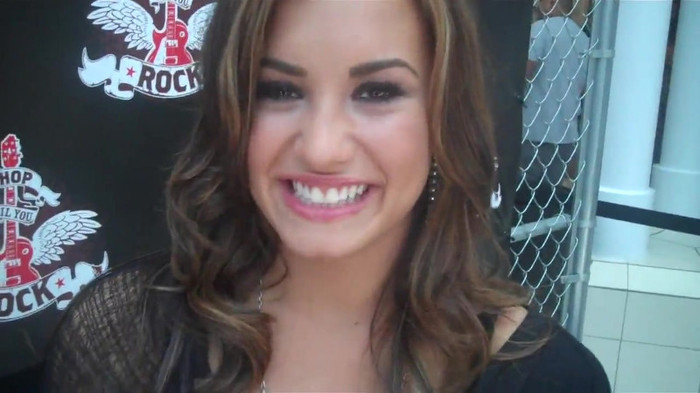 Demi Lovato_ Very Fashionable And  Pretty During An Interview 0229