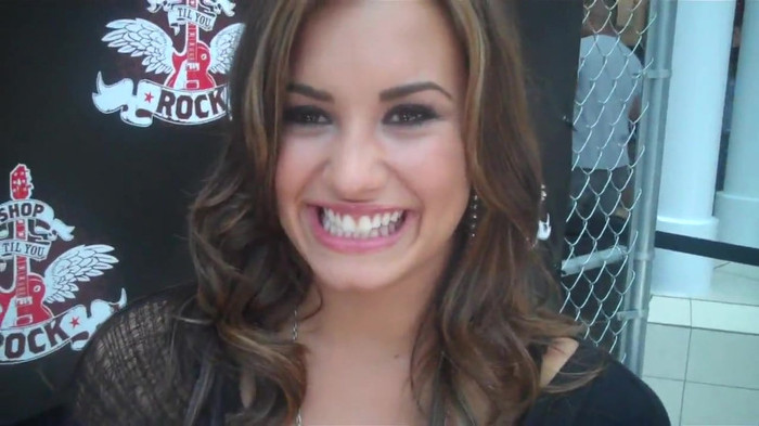 Demi Lovato_ Very Fashionable And  Pretty During An Interview 0241