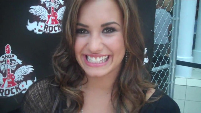 Demi Lovato_ Very Fashionable And  Pretty During An Interview 0245
