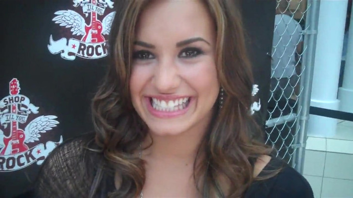 Demi Lovato_ Very Fashionable And  Pretty During An Interview 0247