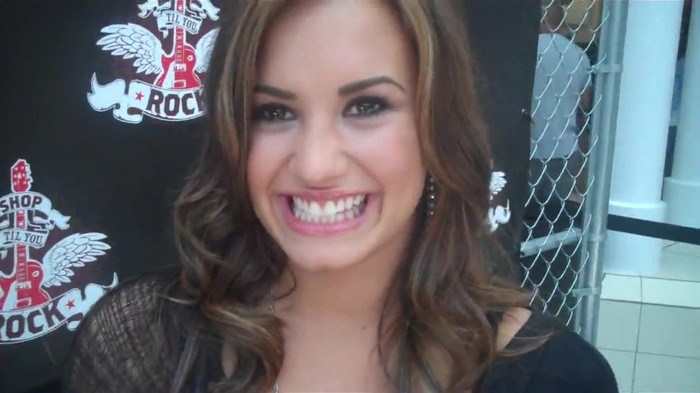 Demi Lovato_ Very Fashionable And  Pretty During An Interview 0248