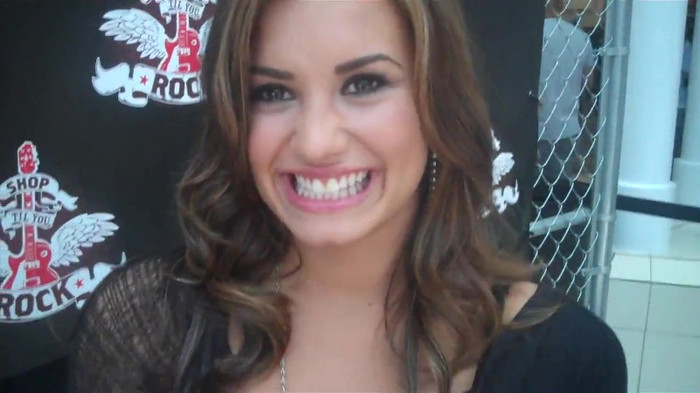 Demi Lovato_ Very Fashionable And  Pretty During An Interview 0253