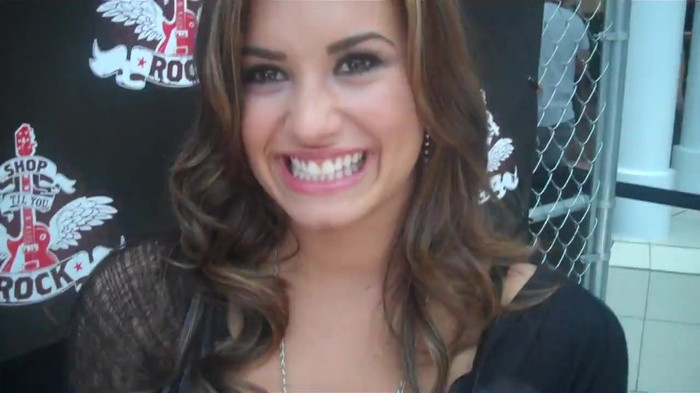 Demi Lovato_ Very Fashionable And  Pretty During An Interview 0258