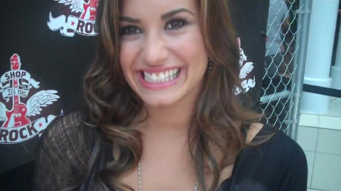 Demi Lovato_ Very Fashionable And  Pretty During An Interview 0261