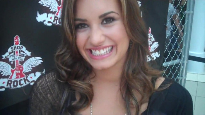 Demi Lovato_ Very Fashionable And  Pretty During An Interview 0275