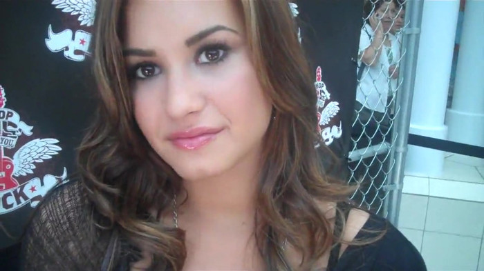 Demi Lovato_ Very Fashionable And  Pretty During An Interview 0537