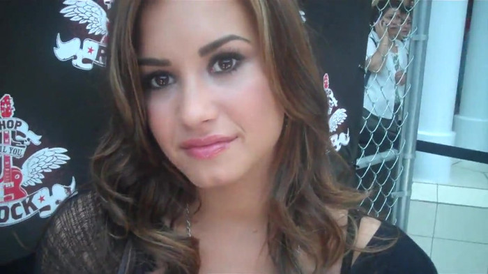 Demi Lovato_ Very Fashionable And  Pretty During An Interview 0549