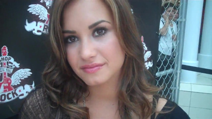 Demi Lovato_ Very Fashionable And  Pretty During An Interview 0553