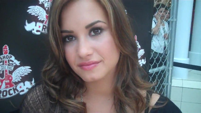 Demi Lovato_ Very Fashionable And  Pretty During An Interview 0556