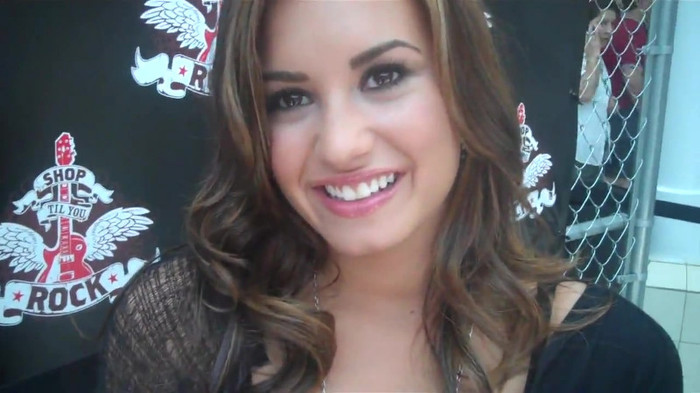 Demi Lovato_ Very Fashionable And  Pretty During An Interview 0354