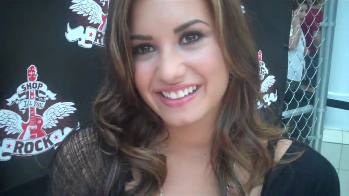 Demi Lovato_ Very Fashionable And  Pretty During An Interview 0357