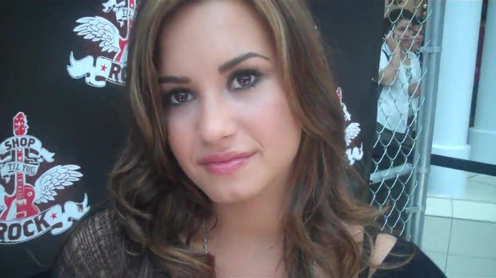 Demi Lovato_ Very Fashionable And  Pretty During An Interview 0561