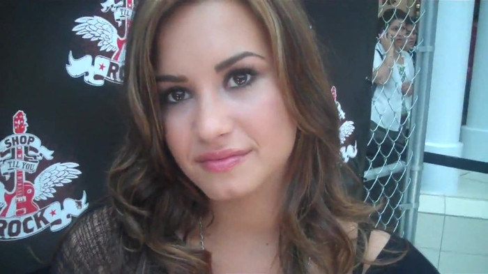 Demi Lovato_ Very Fashionable And  Pretty During An Interview 0562