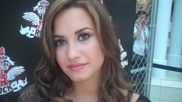 Demi Lovato_ Very Fashionable And  Pretty During An Interview 0578