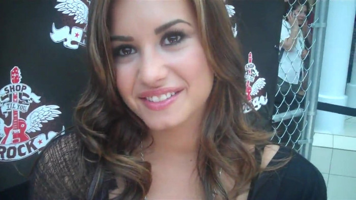Demi Lovato_ Very Fashionable And  Pretty During An Interview 0377