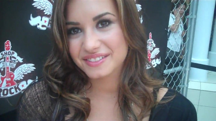 Demi Lovato_ Very Fashionable And  Pretty During An Interview 0379