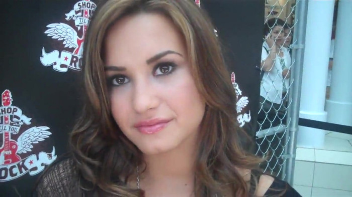 Demi Lovato_ Very Fashionable And  Pretty During An Interview 0582