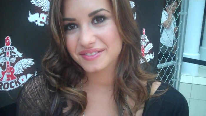 Demi Lovato_ Very Fashionable And  Pretty During An Interview 0384