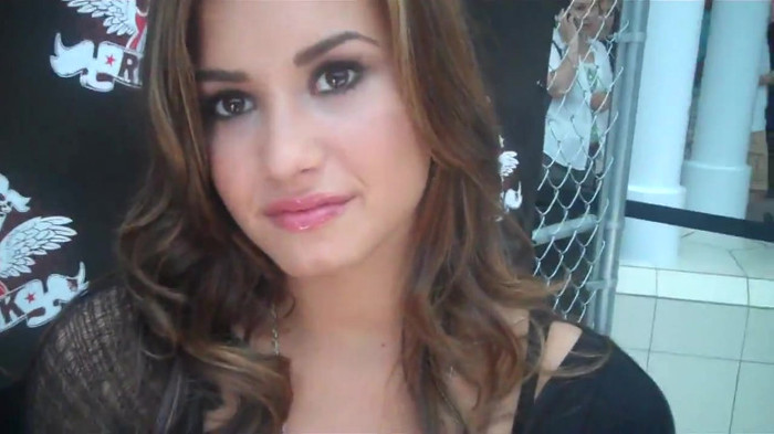 Demi Lovato_ Very Fashionable And  Pretty During An Interview 0601