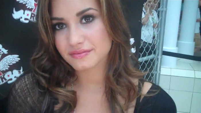 Demi Lovato_ Very Fashionable And  Pretty During An Interview 0602