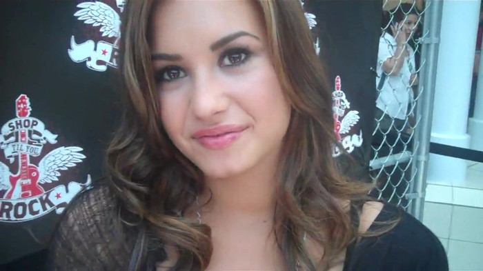 Demi Lovato_ Very Fashionable And  Pretty During An Interview 0400