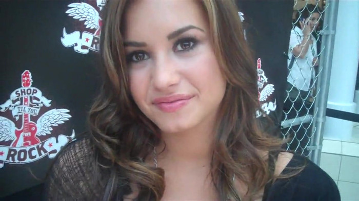 Demi Lovato_ Very Fashionable And  Pretty During An Interview 0410