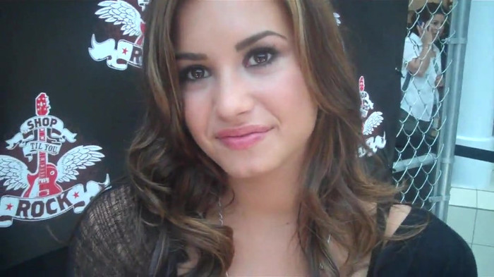 Demi Lovato_ Very Fashionable And  Pretty During An Interview 0414