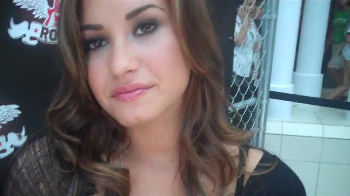 Demi Lovato_ Very Fashionable And  Pretty During An Interview 0632