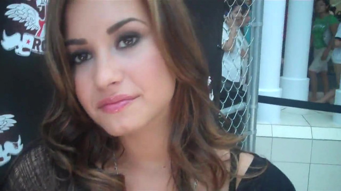 Demi Lovato_ Very Fashionable And  Pretty During An Interview 0636