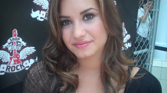 Demi Lovato_ Very Fashionable And  Pretty During An Interview 0431