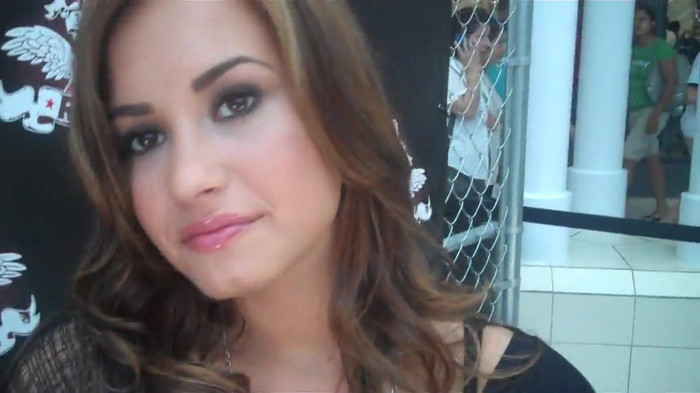 Demi Lovato_ Very Fashionable And  Pretty During An Interview 0640