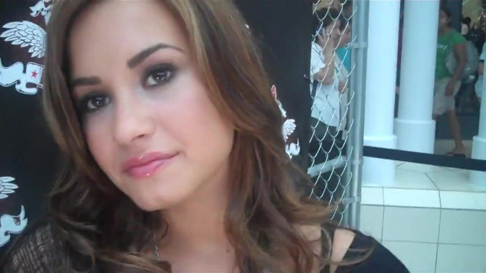 Demi Lovato_ Very Fashionable And  Pretty During An Interview 0644