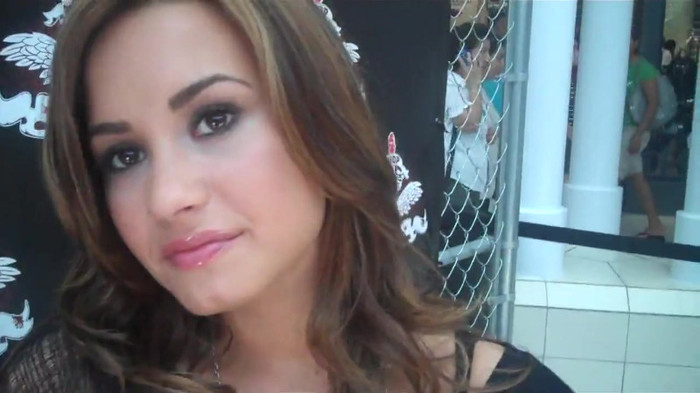 Demi Lovato_ Very Fashionable And  Pretty During An Interview 0648