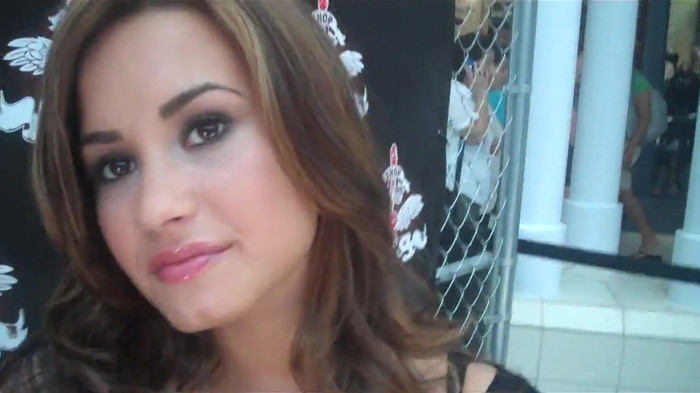 Demi Lovato_ Very Fashionable And  Pretty During An Interview 0652