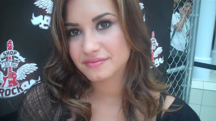 Demi Lovato_ Very Fashionable And  Pretty During An Interview 0484