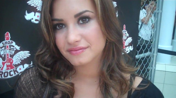 Demi Lovato_ Very Fashionable And  Pretty During An Interview 0492