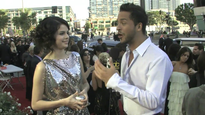 bscap0023 - Selena Gomez 2009 Red Carpet Interview AMA-SC