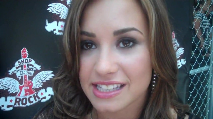 Demi Lovato_ Very Fashionable And  Pretty During An Interview 2564