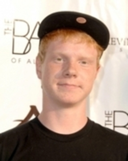 34128870_UUJJERUBJ - Adam Hicks