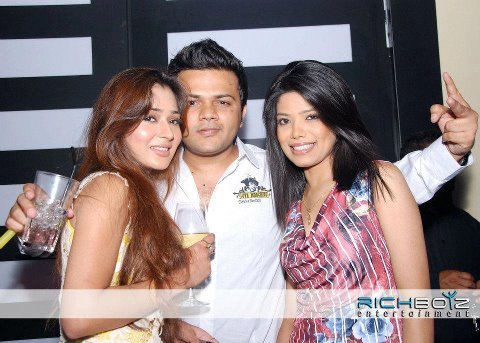 181232_384891851567231_590950002_n - sara khan11