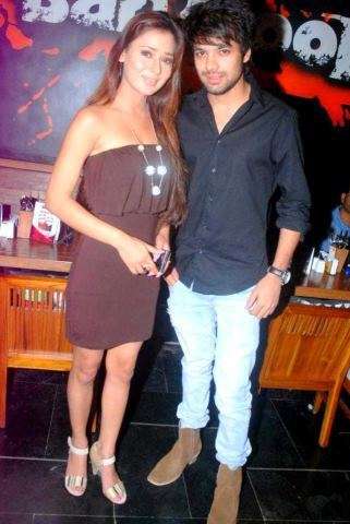 283649_384888064900943_1206554113_n - sara khan11