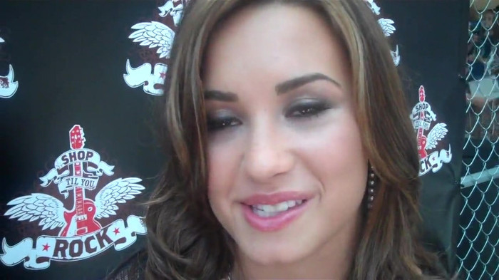 Demi Lovato_ Very Fashionable And  Pretty During An Interview 2848