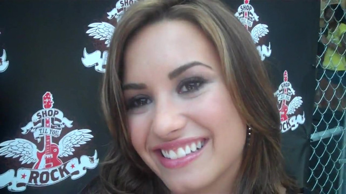 Demi Lovato_ Very Fashionable And  Pretty During An Interview 2993