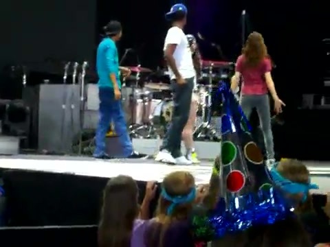 Demi Lovato\'s Entrance at Souncheck 0503 - Demilush - Entrance at Sounchek Part oo2